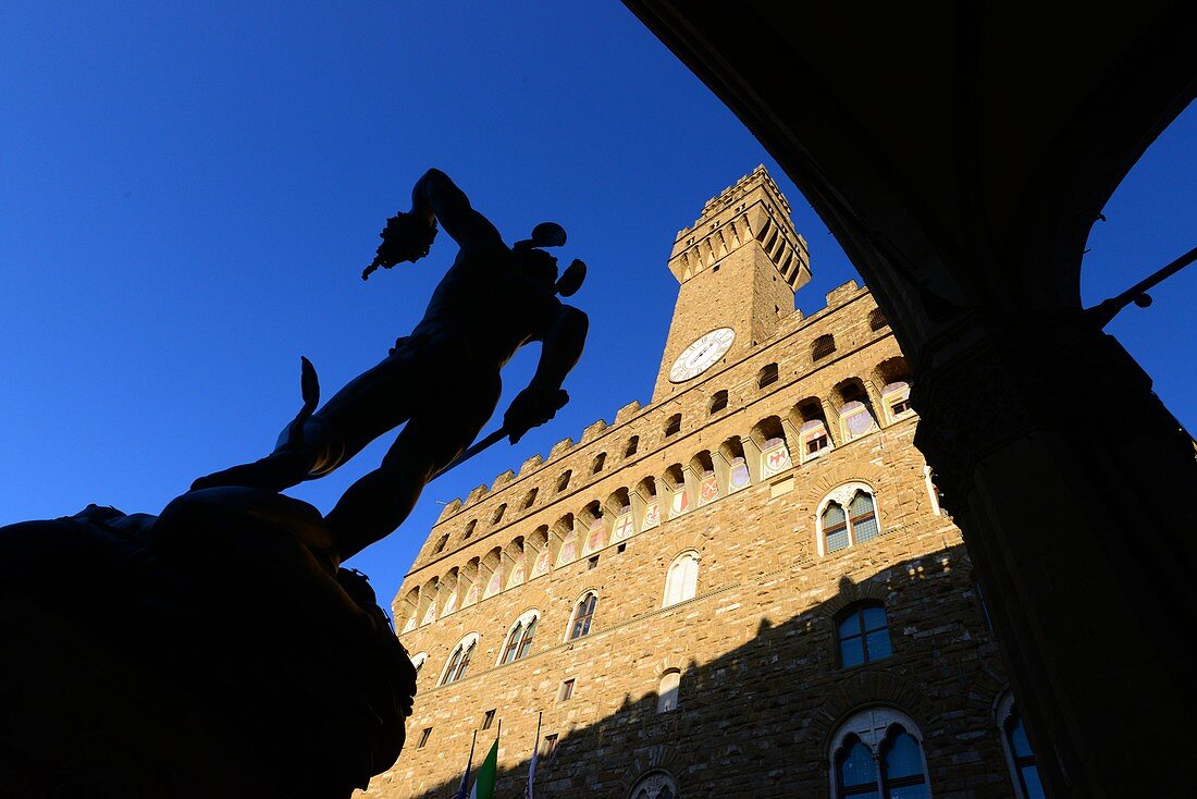 Palazzo Vecchio und Figuren des Loggia dei Lanzi am Piazza della Signoria, Florenz, Toscana, Italien