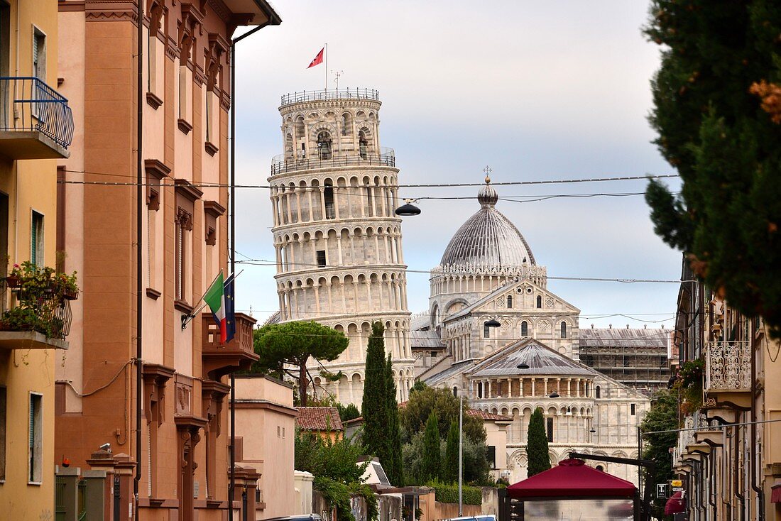 Blick auf Battistero, Duomo und schiefer Turm, Pisa, Toscana, Italien