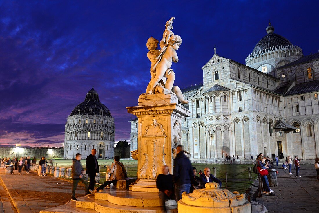 Battistero, Duomo und schiefer Turm im Abendlicht mit Touristen, Pisa, Toscana, Italien