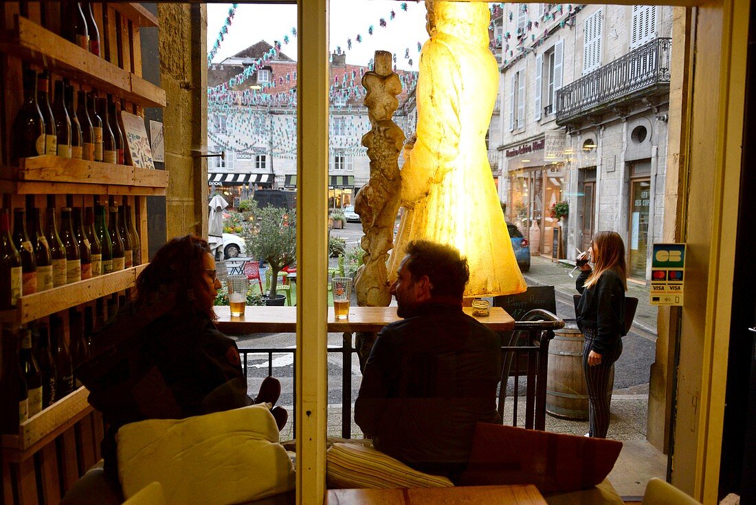 Drei Gäste in Bar am Place de la Liberté, Arbois, Jura, Franche Comté, Ost-Frankreich