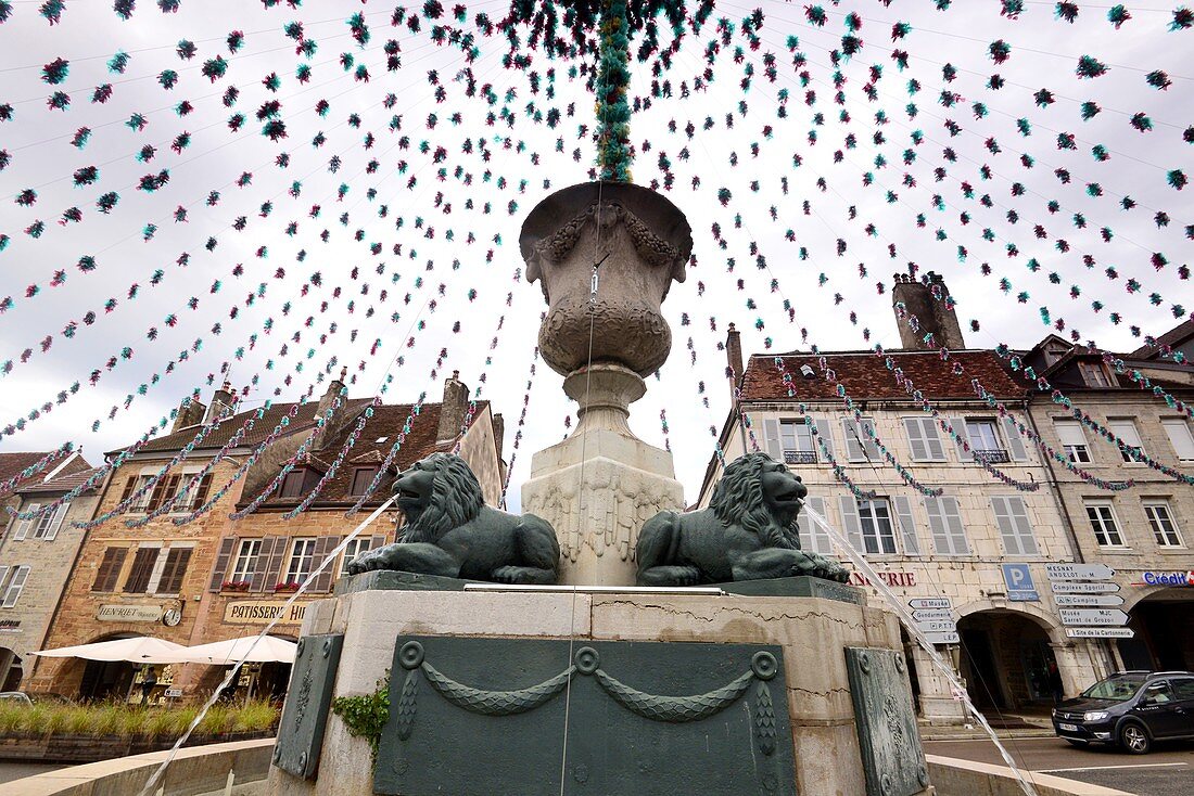 Flag ring over a monument to the center on the Place de la Liberté, Arbois, Jura, Franche Comté, Eastern France