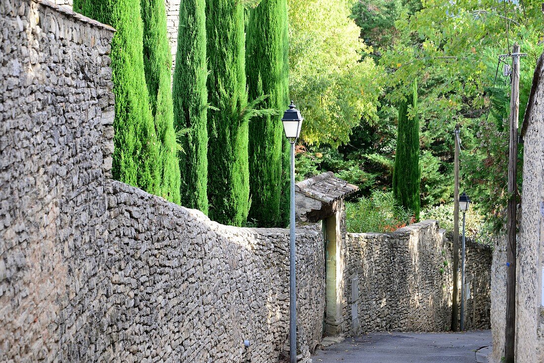 Gasse und Hausmauer in Goult im Luberon, Provence, Frankreich