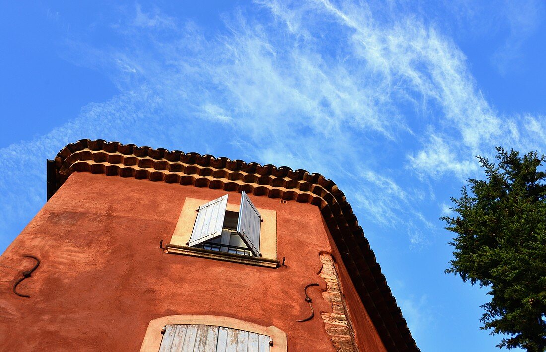 Rotes Haus und blauer Himmel in Roussillon im Lubéron, Provence, Frankreich