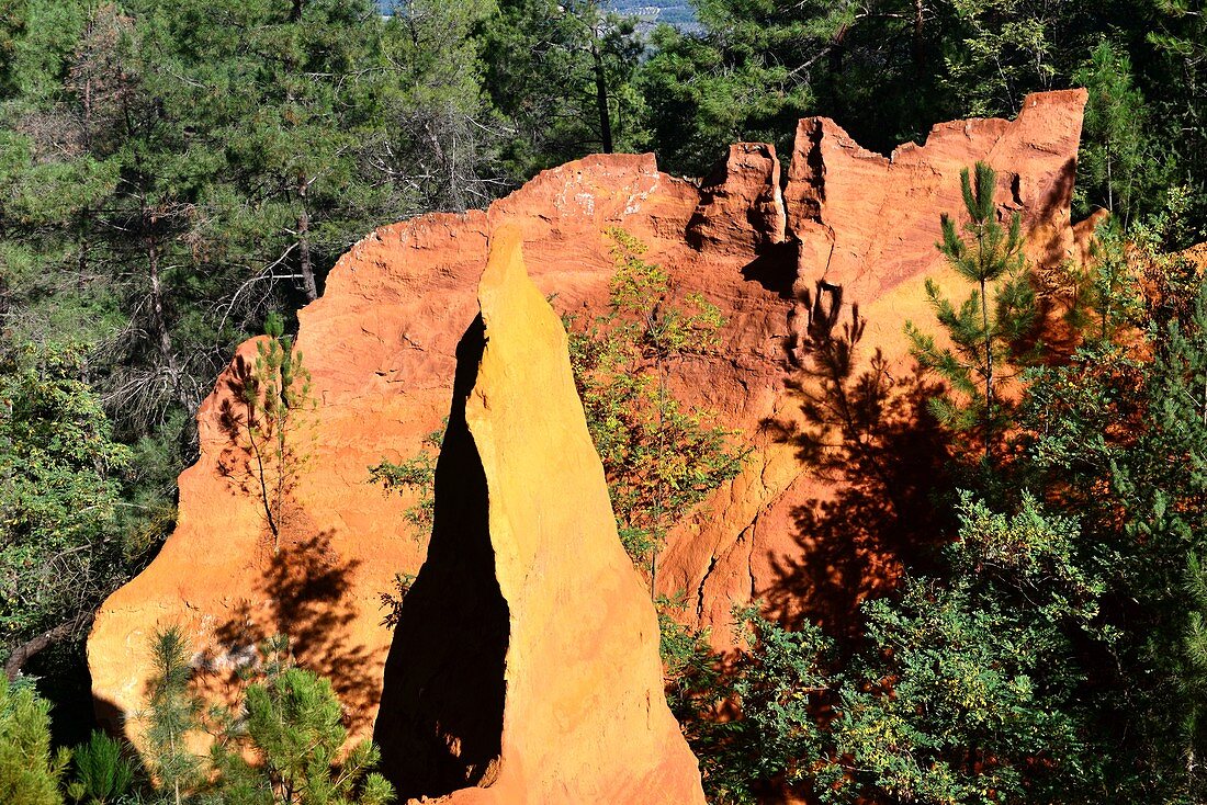 Blick auf die Ockerfelsen 'Colorado', Roussillon im Lubéron, Provence, Frankreich