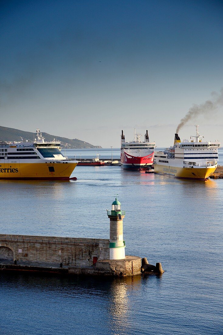 Blick von Terra Nova auf den Hafen mit drei Fähren, Bastia, Nord- Korsika, Frankreich