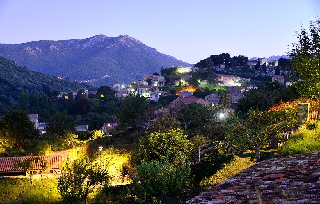 Abends im Bergdorf Levie im Alta Rocca, Süd- Korsika, Frankreich