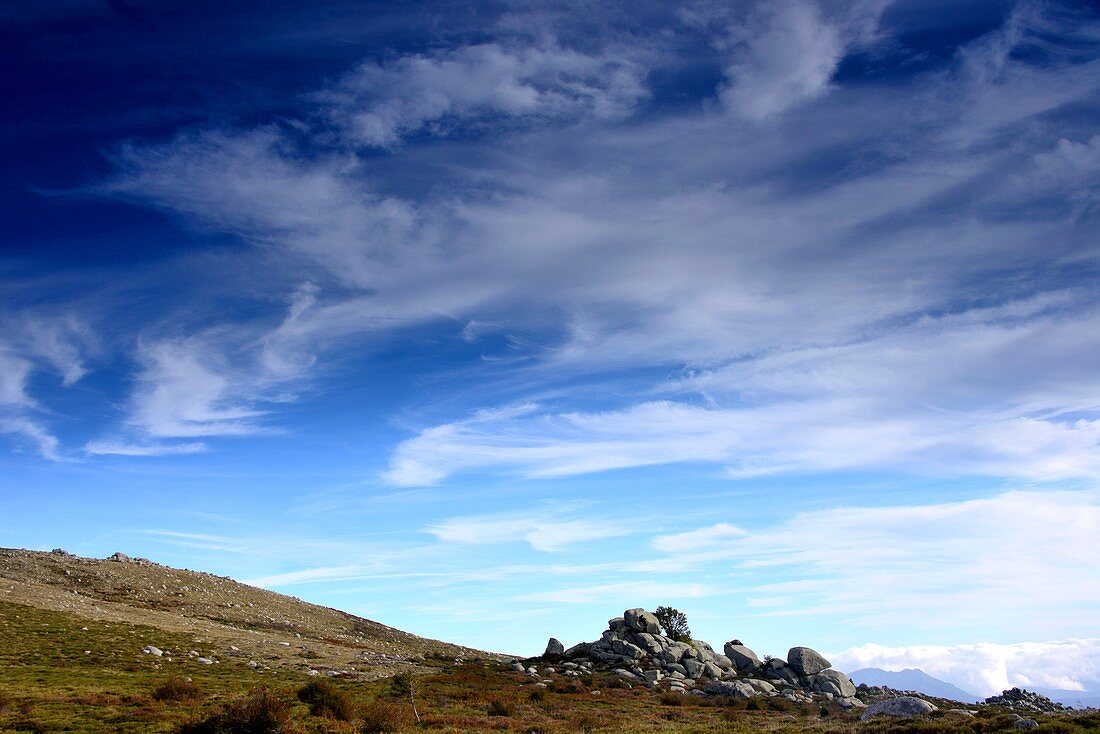 Wolkenbildung über dem Plateau du Cuscio bei Quenza im Alta Rocca, Süd- Korsika, Frankreich