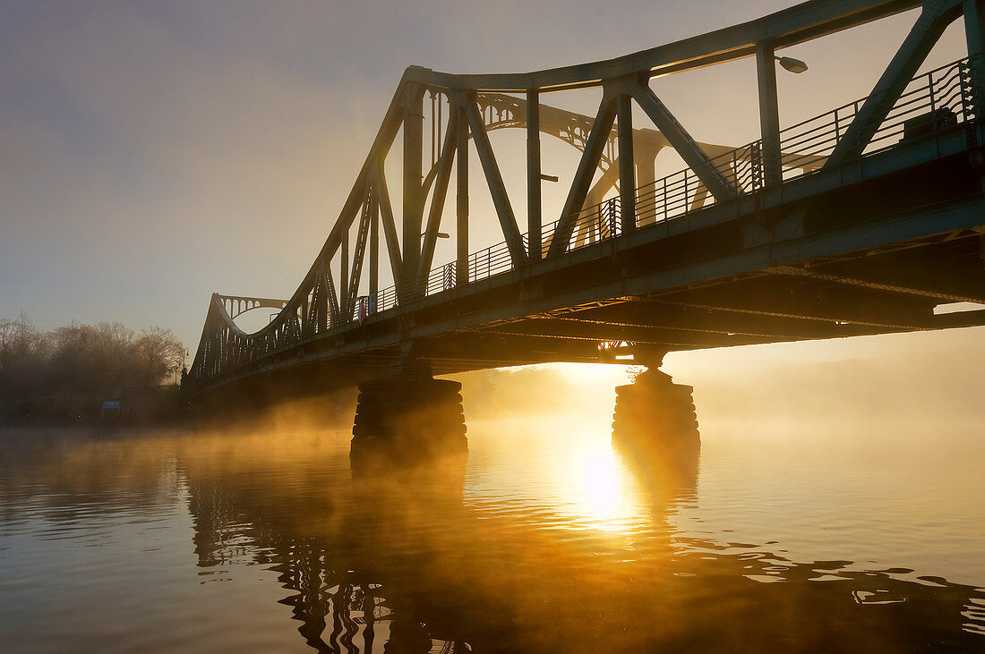 Sonnenaufgang, Glienicker Brücke, Havel, Potsdam, Land Brandenburg, Deutschland