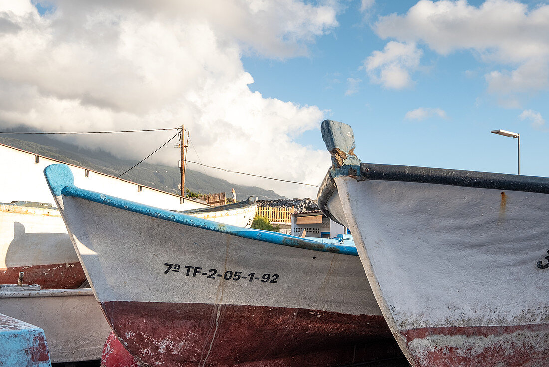 Blick auf bunte Fischerboote im Fischerdorf la Bombilla, La Palma, Kanarische Inseln, Spanien, Europa