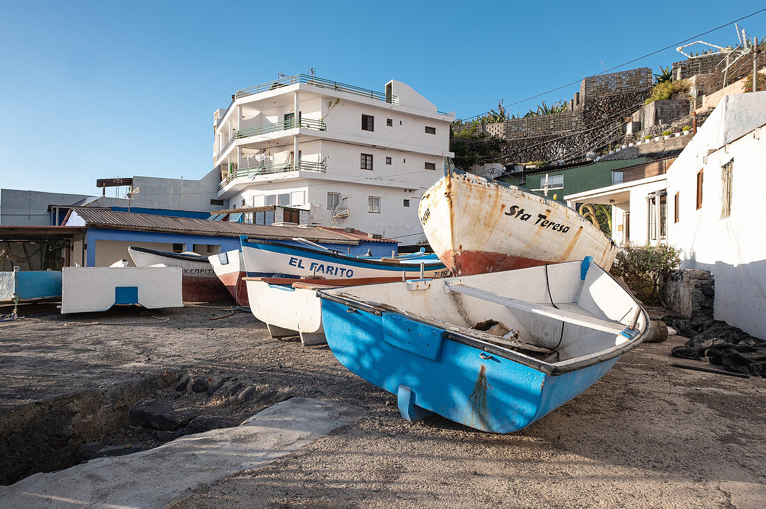 Blick auf gestapelte Fischerboote im Fischerdorf la Bombilla, La Palma, Kanarische Inseln, Spanien, Europa