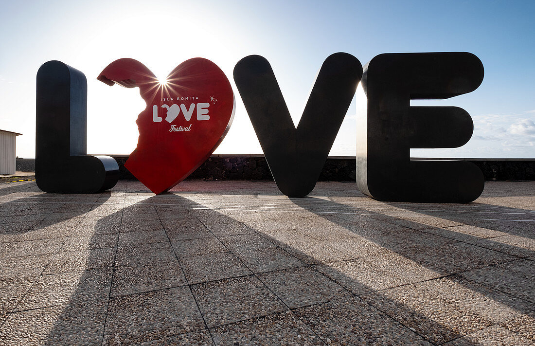 LOVE Buchstaben an der Strandpromenade in Tazacorte, La Palma, Kanarische Inseln, Spanien, Europa