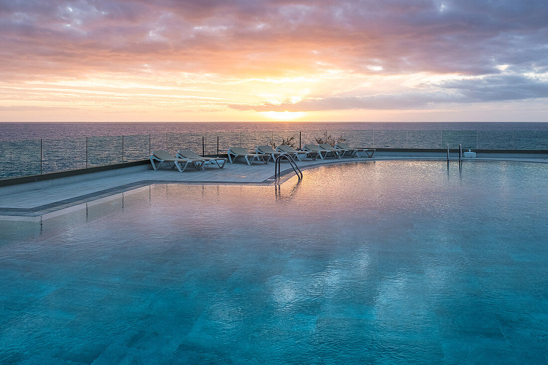 Sonnenuntergang am Hotel Pool, Puerto Naos, La Palma, Kanarische Inseln, Spanien, Europa