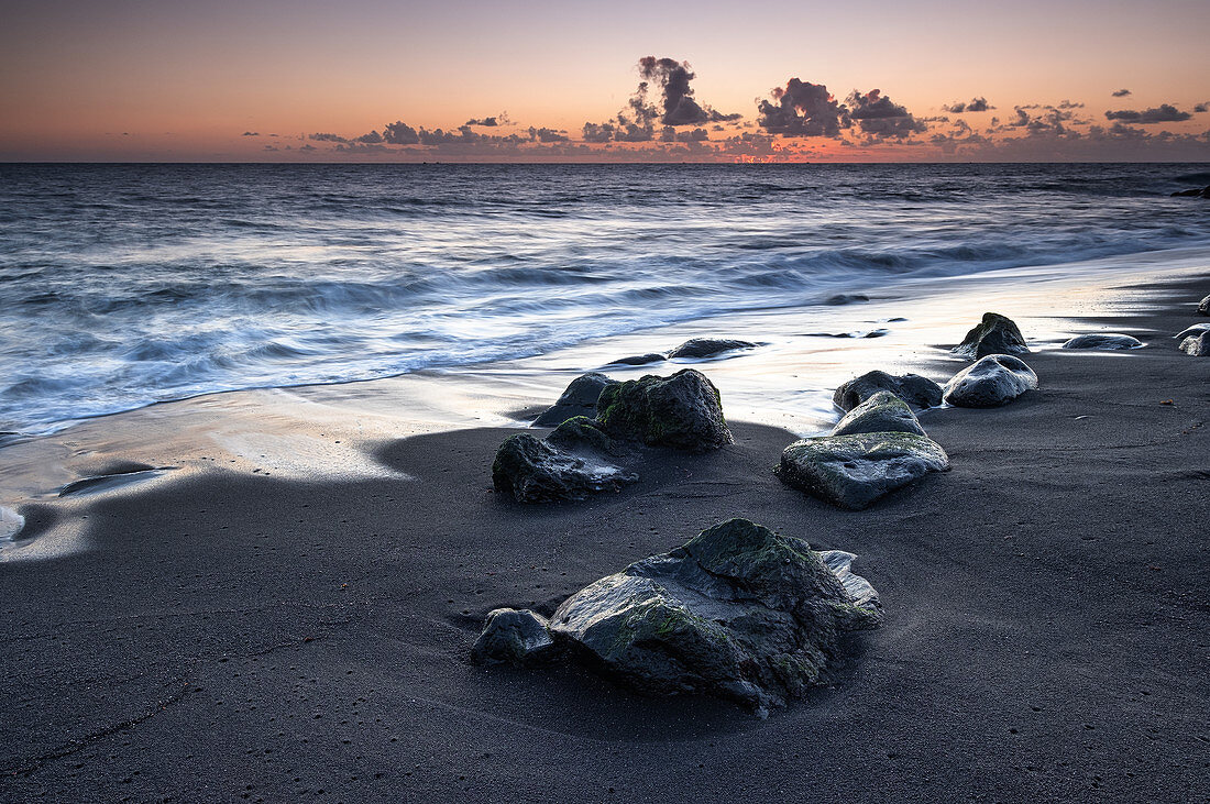 Sonnenuntergang am scharzen Strand im Fischerdorf la Bombilla, La Palma, Kanarische Inseln, Spanien, Europa