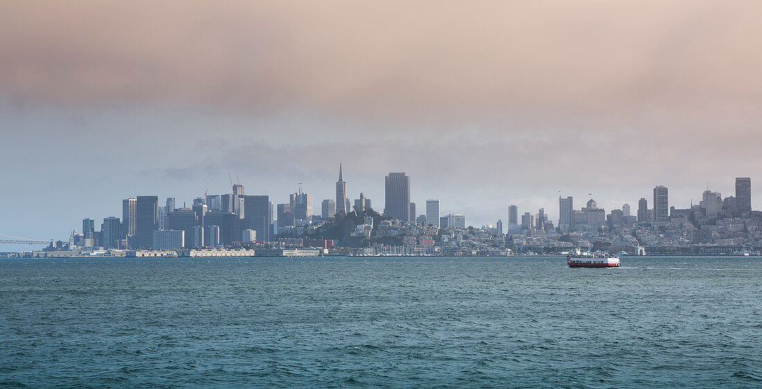 Skyline von San Francisco von der Bucht, USA\n