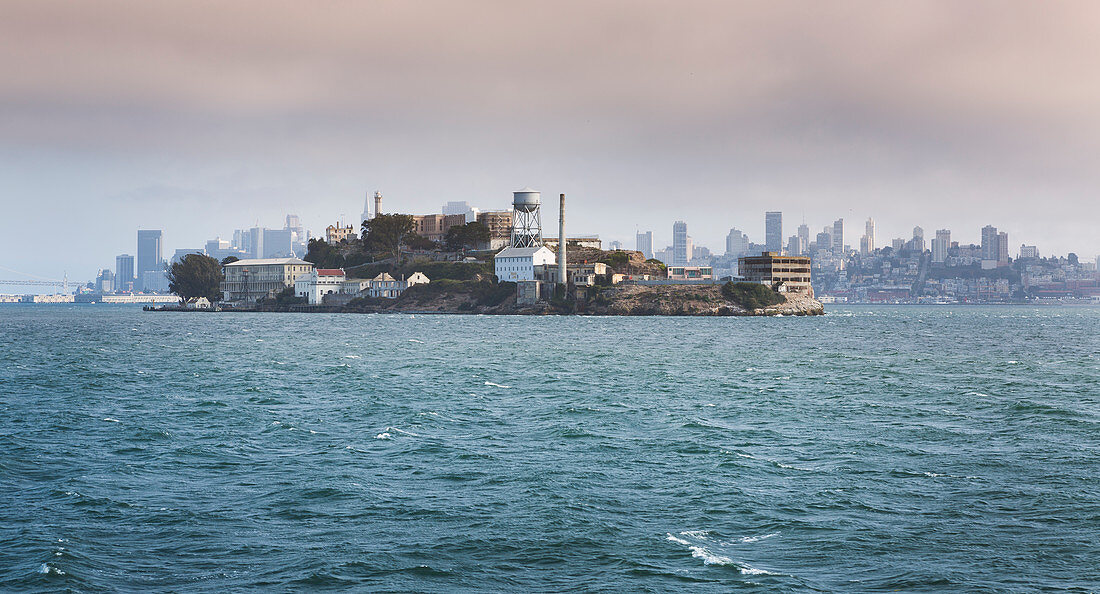 Gefängnisinsel Alcatraz in der Bucht von San Francisco, USA\n