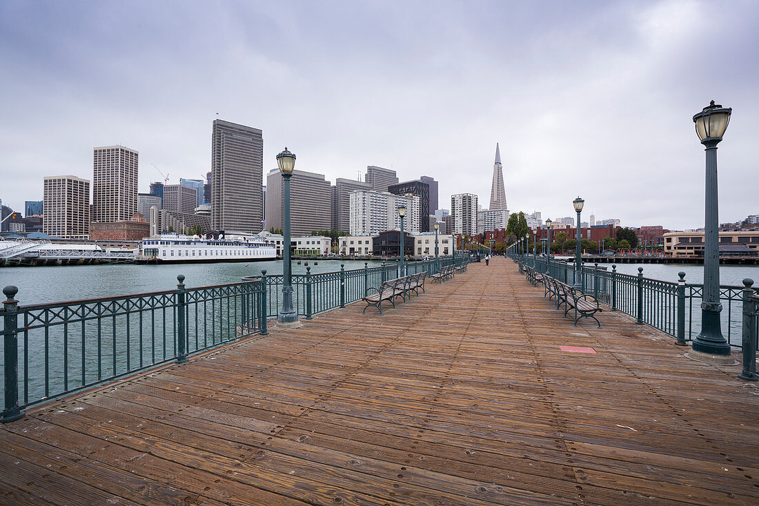 Bei Wolken am Pier 3 in San Francisco, USA\n