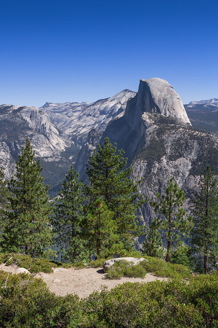 Blick auf den Half Dome im Sommer bei blauem Himmel, Yosemite Nationalpark, USA\n