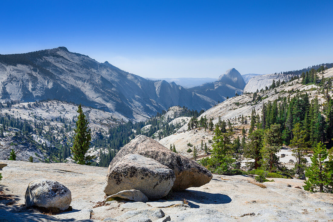 Felsbrocken am Olmsted Point im Yosemite Nationalpark, mit Blick auf Felsen Clouds Rest, USA\n