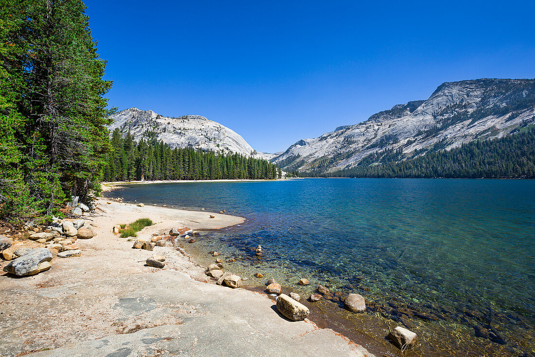 Tenaya Lake im Osten des Yosemite Nationalparks, USA\n