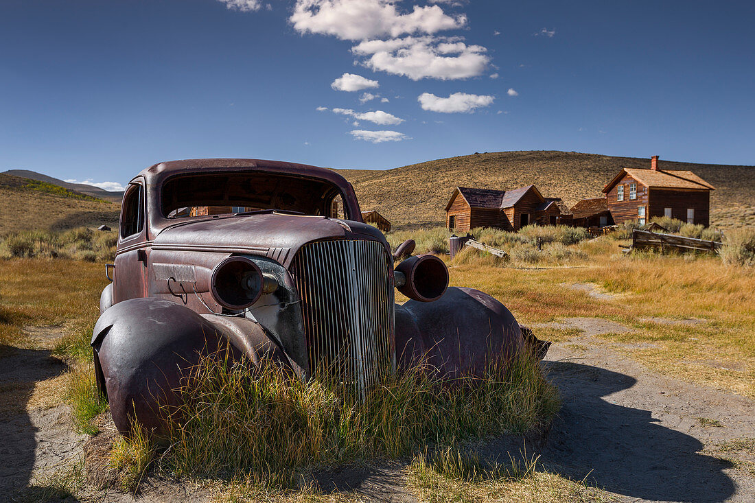 Verrosteter Oldtimer in der Geisterstadt Bodie, einer alten Goldgräberstadt in Kalifornien, USA\n