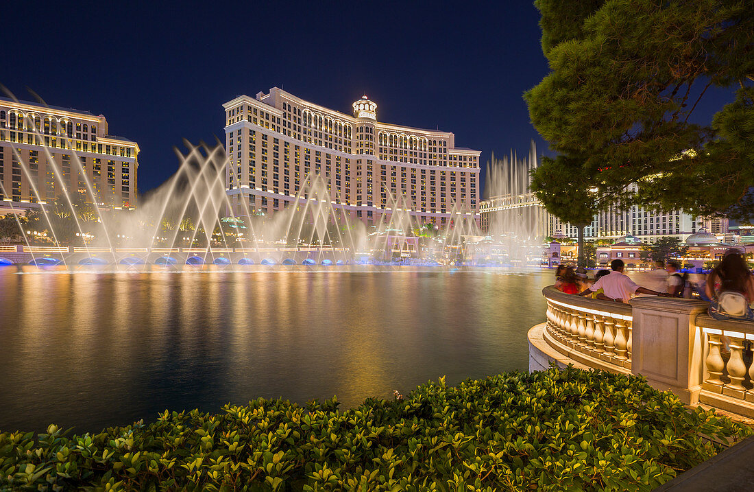 Springbrunnen am Hotel Bellagio bei Nacht in Las Vegas, USA\n