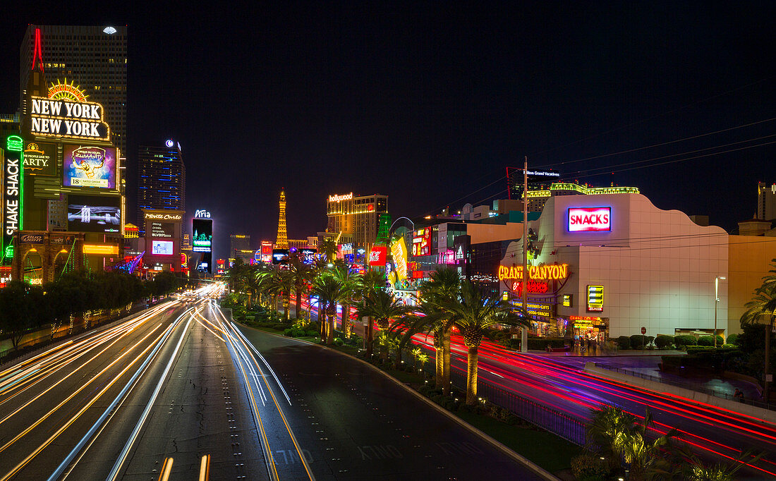 Leuchtender Strip in Las Vegas bei Nacht, USA\n