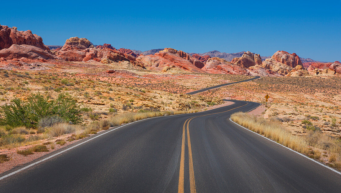 Straße durch die Wüste im Valley of Fire, USA\n