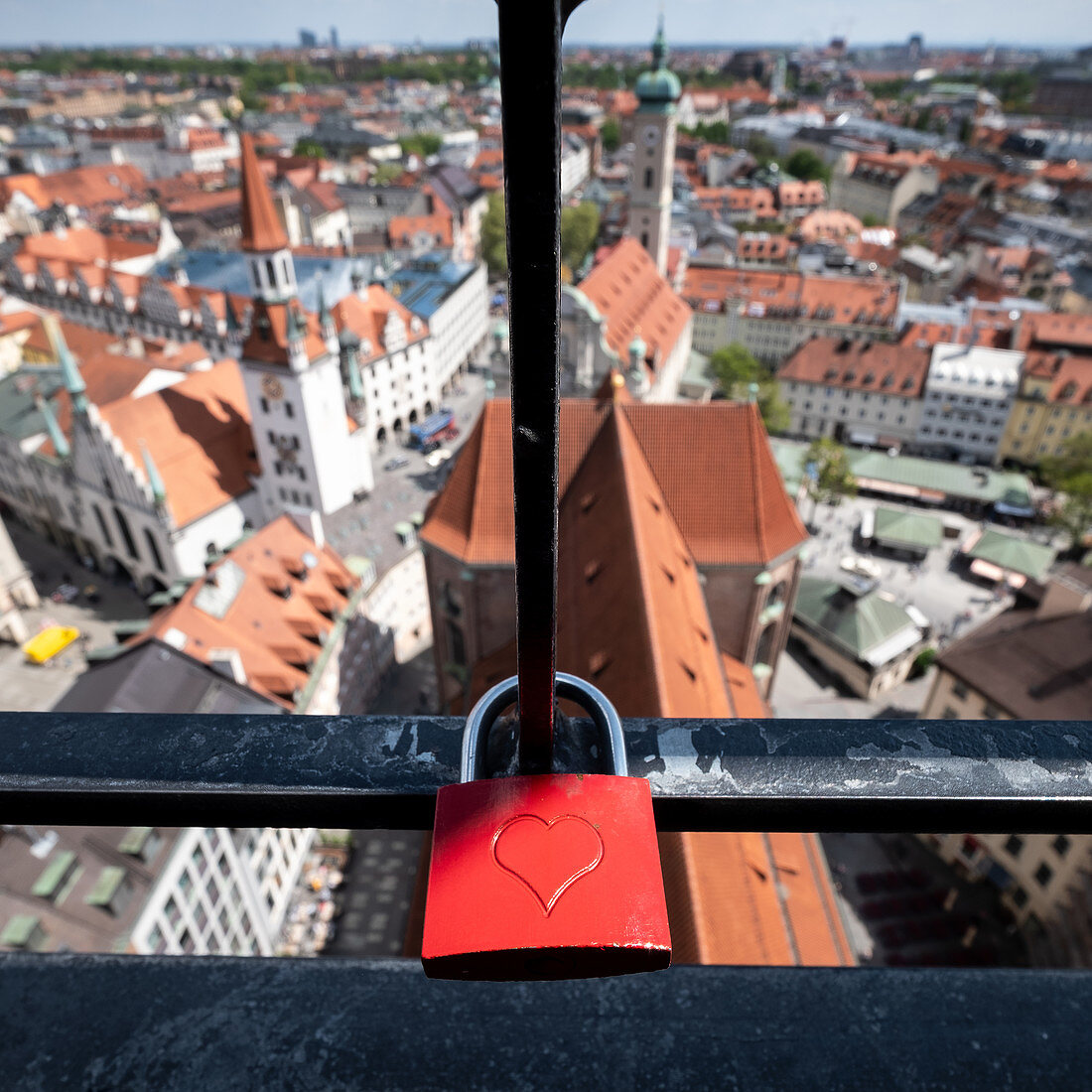 Blick auf das Dach der Peterskirche vom alten Peter aus, im Vordergrund ein Liebesschloss, München, Bayern