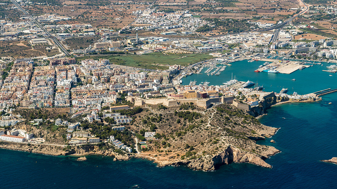 Ibiza aus der Luft, Balearen, Spanien