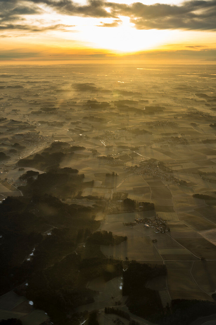 Frostige Morgenstimmung im Anflug auf München, Bayern, Deutschland