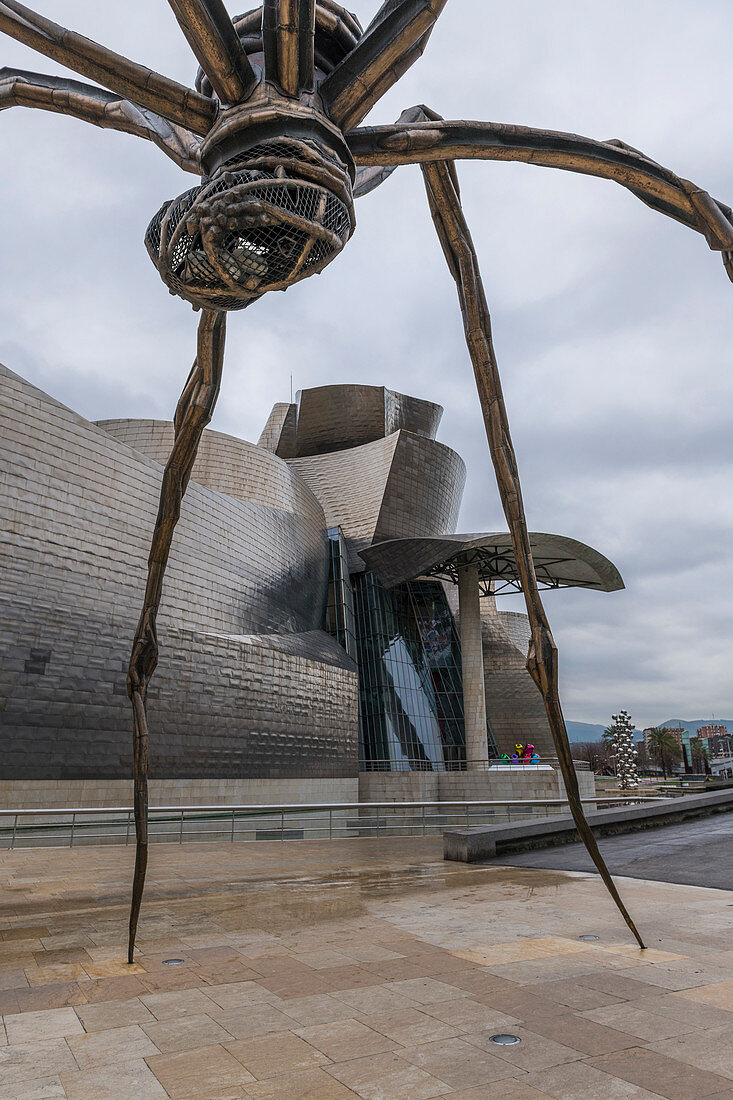 Spinnenskulptur vor dem Guggenheim Museum in Bilbao, Spanien