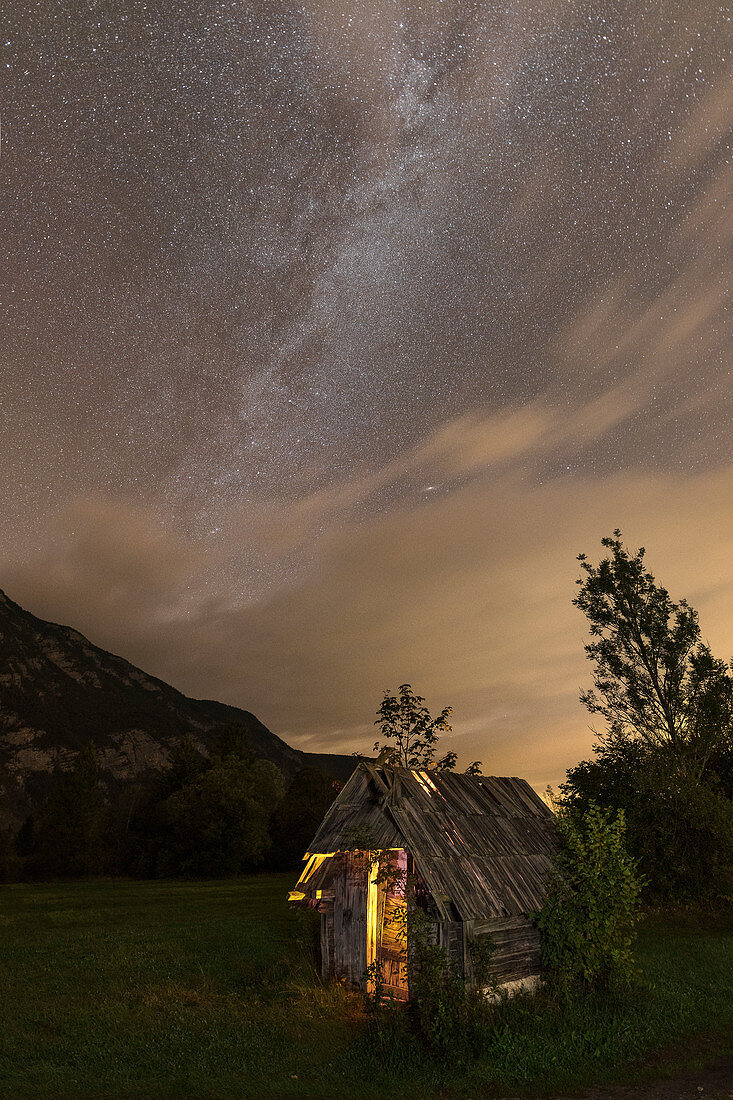 Scheune bei Nacht im Triglav Nationalpark, Slowenien