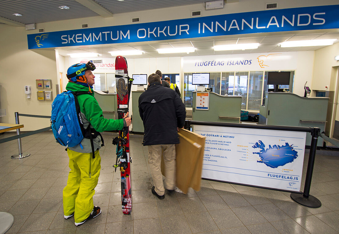 Skifahrer steht am Terminal, Heliskiing in Island