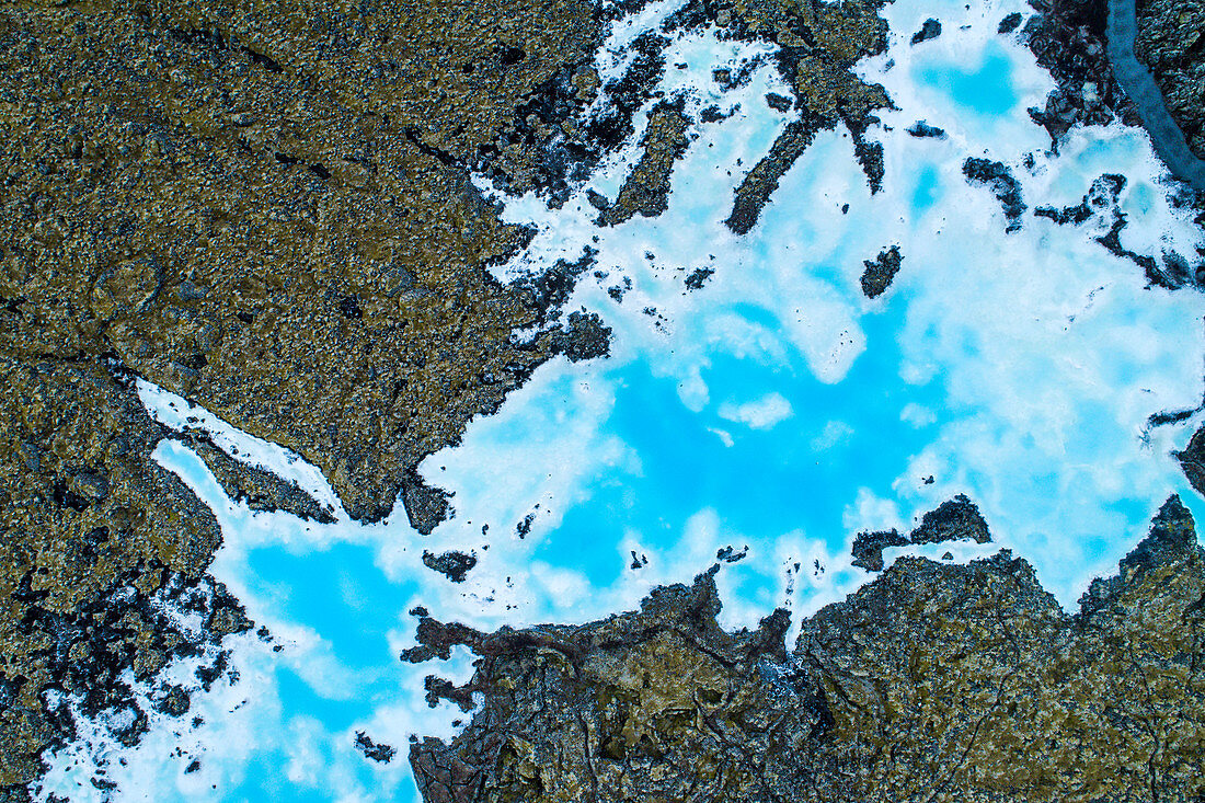 Luftaufnahme eines türkisfarbenen Gletschersees, typische Landschaft in Island