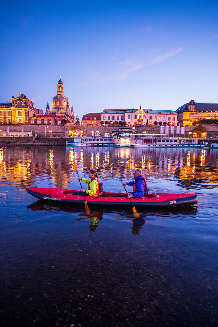 Kajaktour auf der Elbe in Dresden, Deutschland