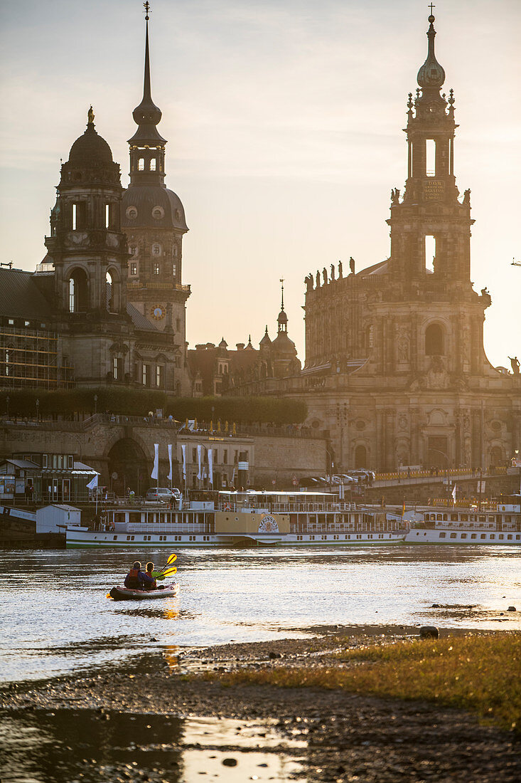 Kajaktour auf der Elbe in Dresden, Deutschland