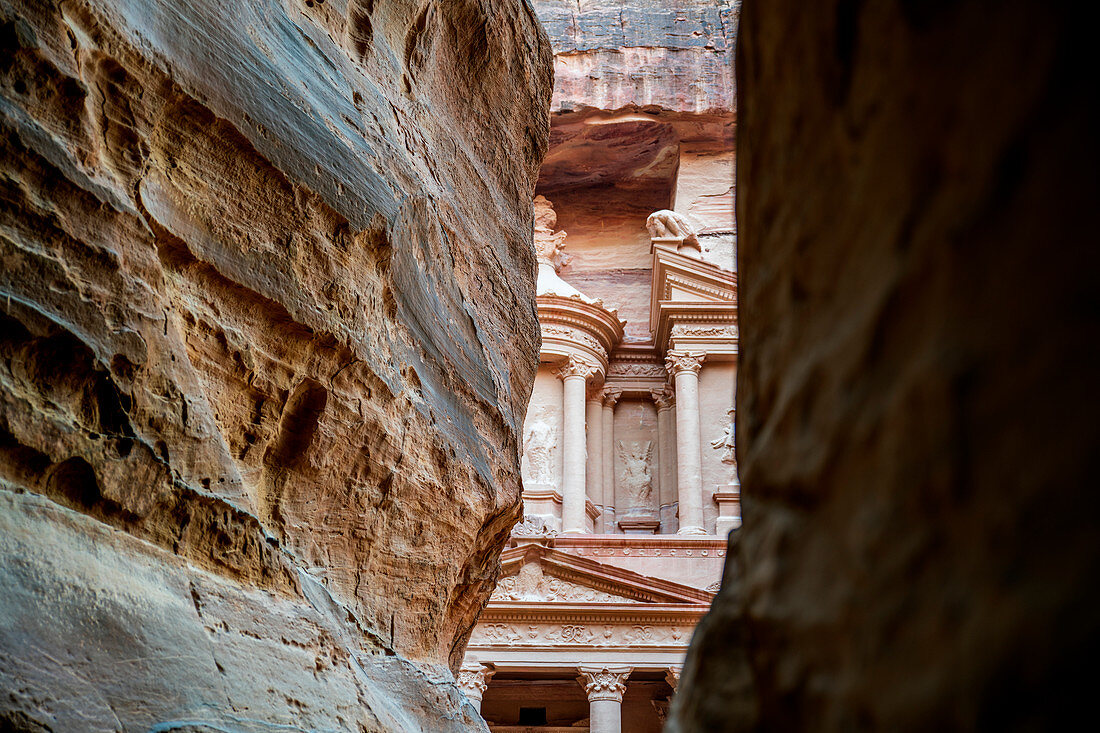 Blick zwischen Felsen auf das Schatzhaus Al Khazneh in der Felsenstadt Petra in Jordanien