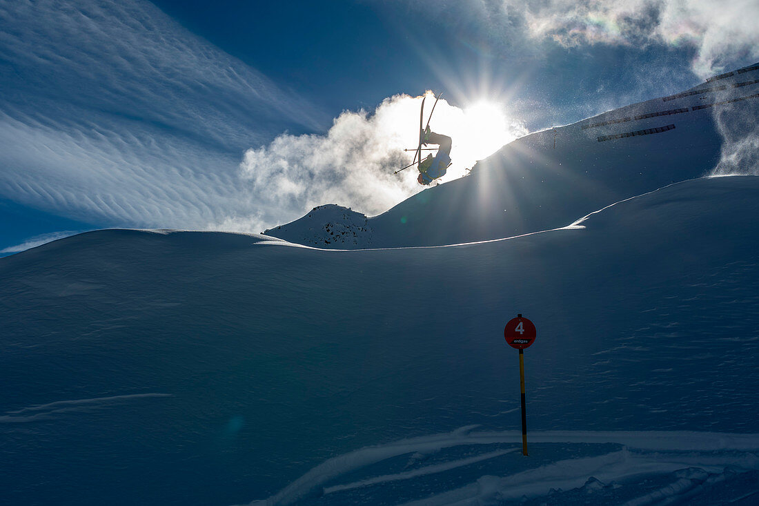Powdern in Sölden, Skifahrer macht Salto, Tirol, Österreich