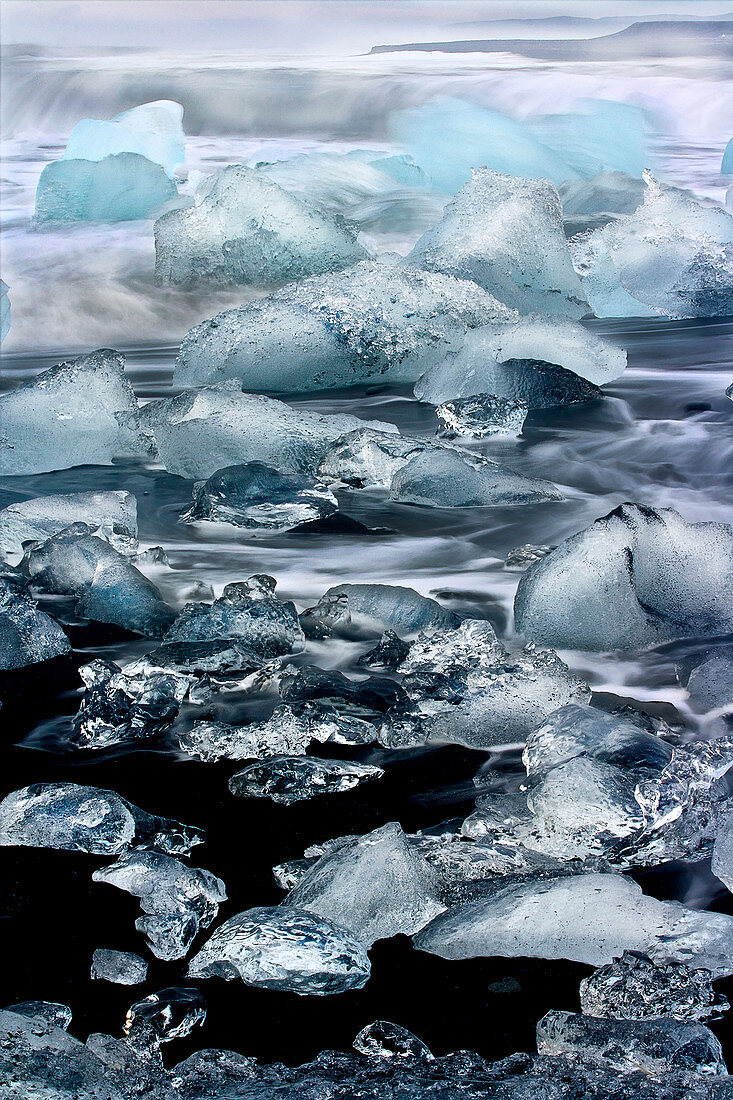 Eisblöcke auf dem schwarzen Diamant-Strand im Südosten Islands, Breidamerkursandur, Island, Europa