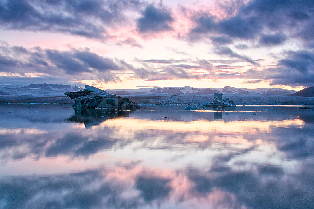 View of the JökulsÃ¡rlÃ³n glacier lagoon in southeast Iceland, with the Breidarmerkurjokull glacier tongue in the background, Iceland, Europe