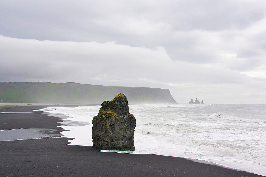 Reynisfjara Beach, at Dyrholaey, in the background the Reynisdrangar lava columns, Vik, South Iceland, Iceland, Europe