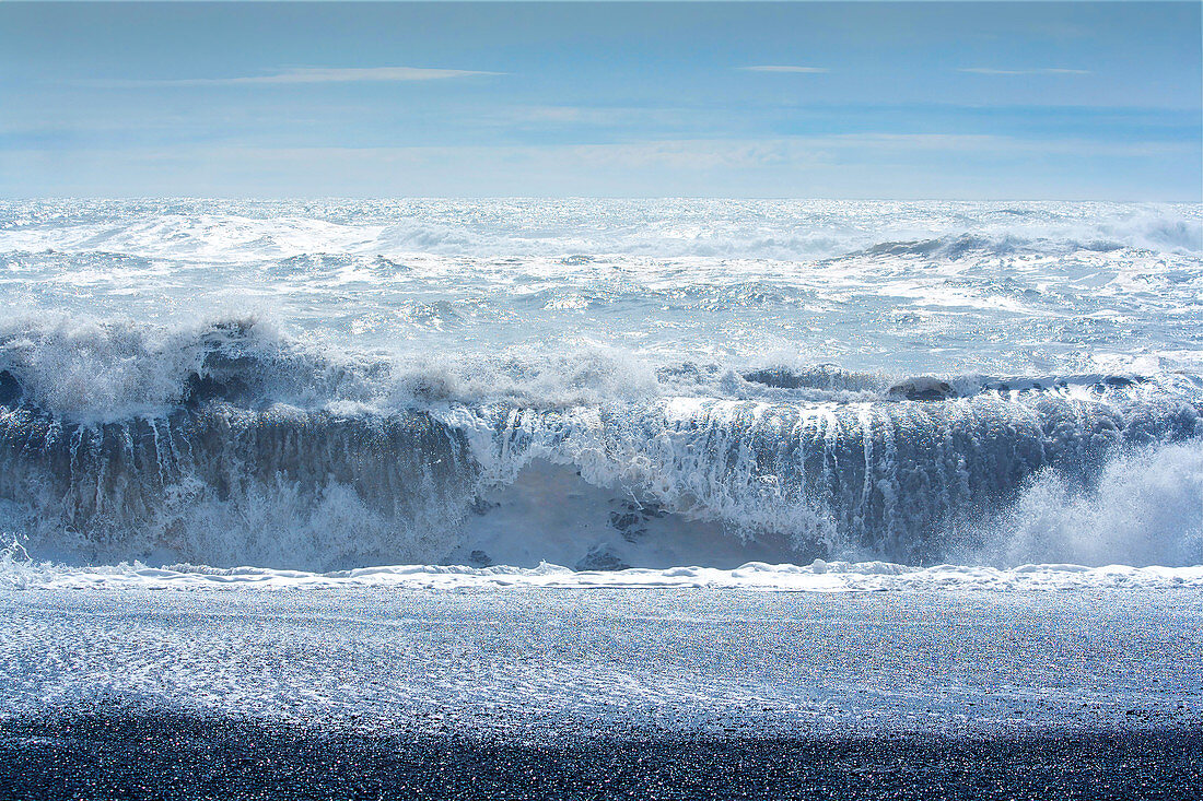 Brechende Wellen an schwarzem Vulkansandstrand im Südosten Islands, Island, Europa