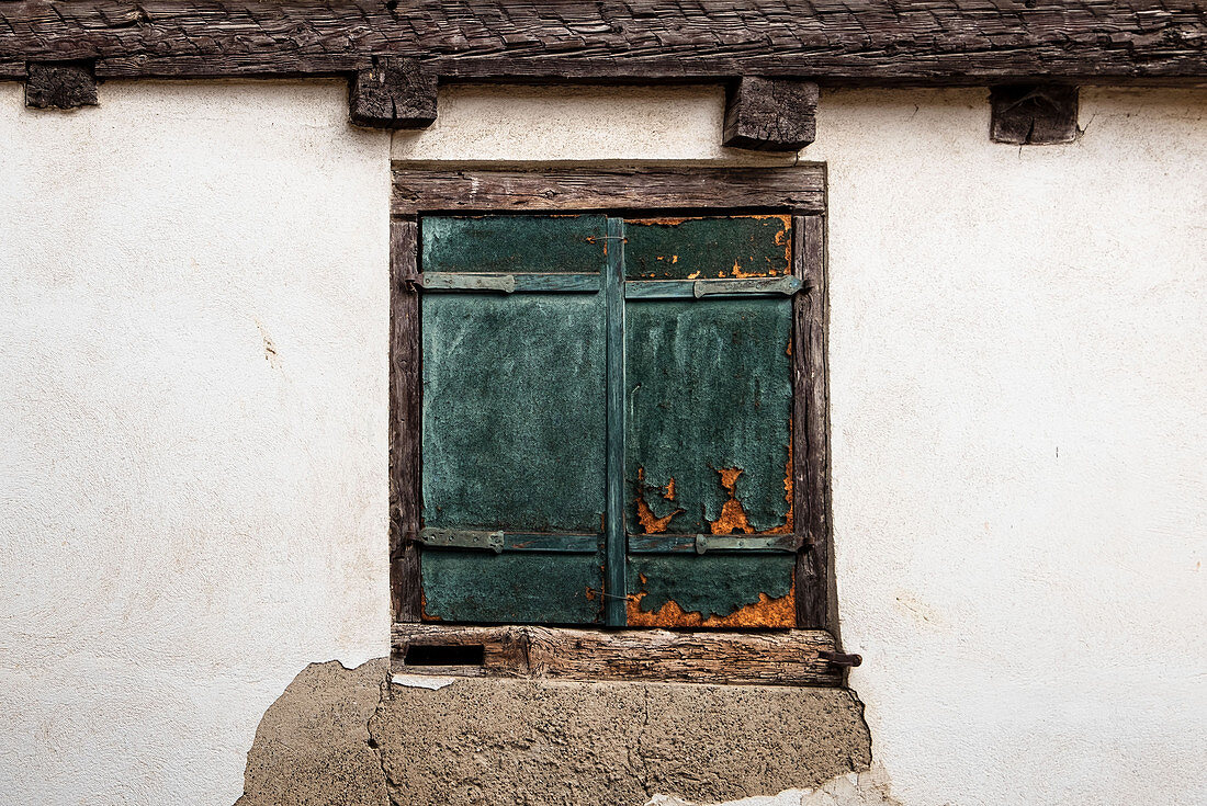 Fensterläden in Fachwerkhaus in Eguisheim im Elsass, Frankreich, Europa