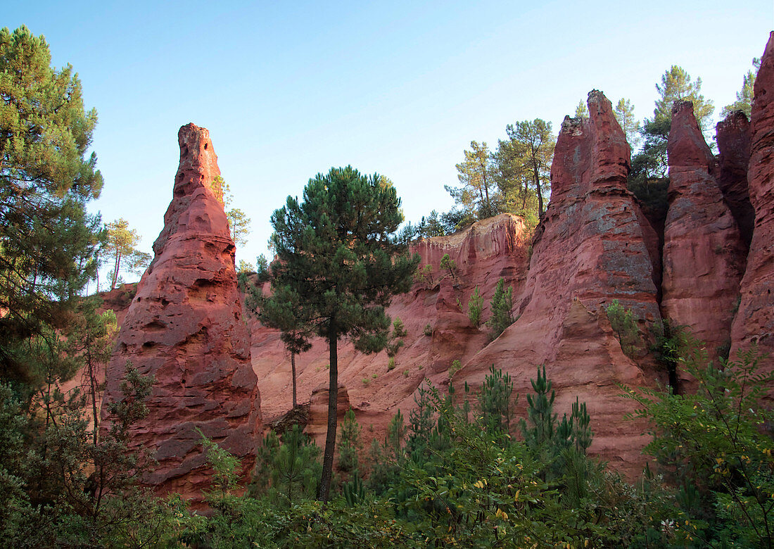 disused ocher pit at Sentier des ocres, Roussillon, Luberon, Provence, France, Europe