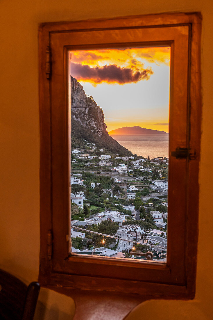 Roter Sonnenuntergang auf Capri, Insel Capri, Golf von Neapel, Italien