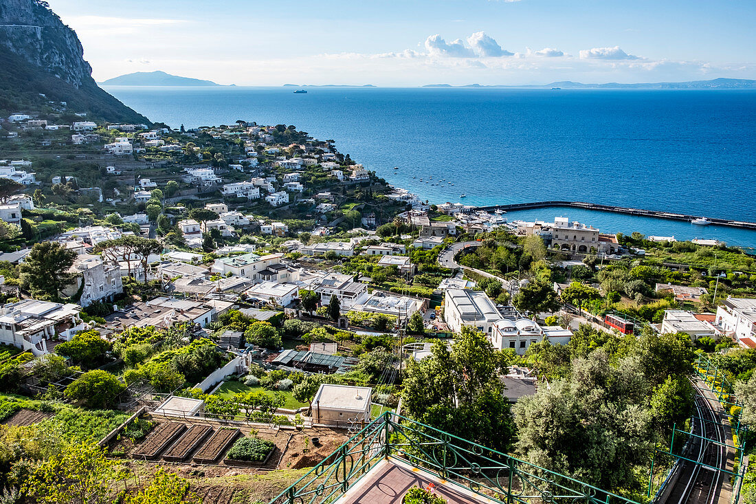 Blick auf Marina Grande und die Funicolare von Capri, Insel Capri, Golf von Neapel, Italien