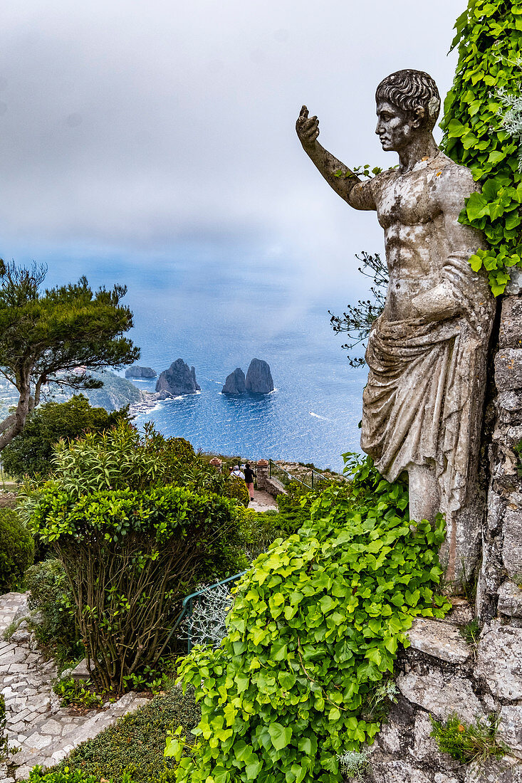 Blick vom Monte Solaro auf Capri und die Faraglioni Felsen, Insel Capri, Golf von Neapel, Italien