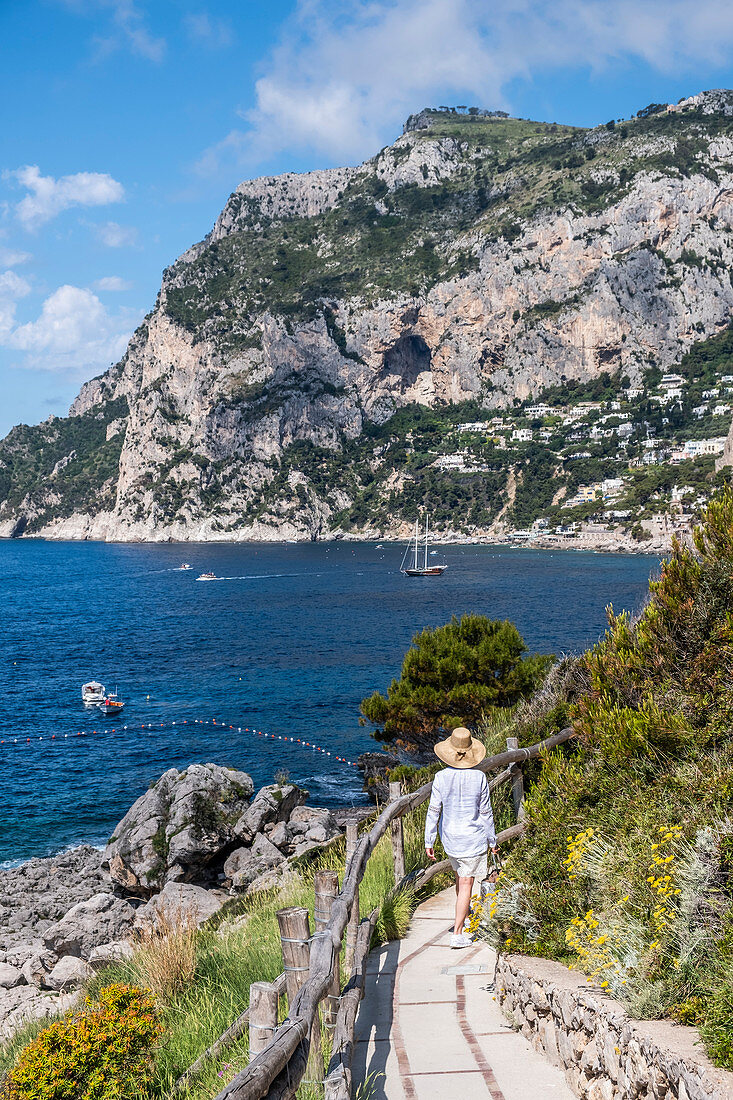 Frau auf dem Weg mit Marina Piccola im Hintergrund auf Capri, Insel Capri, Golf von Neapel, Italien