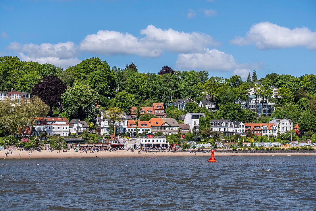 Blick von der Elbe auf die Häuser in Övelgönne und die Strandperle in Hamburg, Norddeutschland, Deutschland