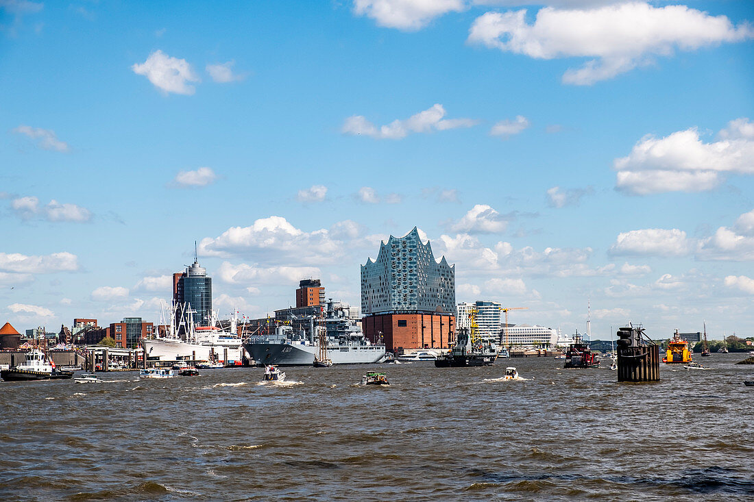 Blick vom Wasser auf den Hamburger Hafen und die Elbphilharmonie, Hamburg, Norddeutschland, Deutschland